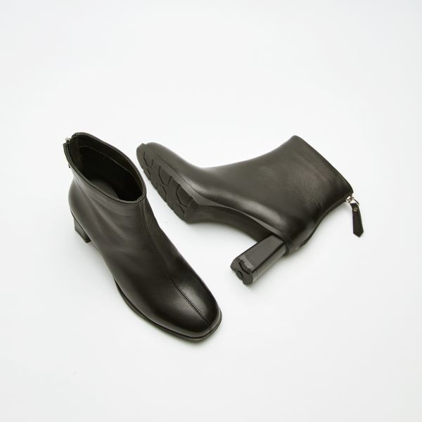 日常造型升級中-中線方頭踝靴-奶油黑 小白鞋,餅乾鞋,厚底鞋,休閒鞋,鬆餅鞋,真皮鞋,送客神器,情侶鞋,球鞋,厚底球鞋,樂福鞋,瑪莉珍鞋,高跟鞋,女鞋,勃肯鞋,短靴,切爾西靴,踝靴,靴子,中筒靴,長靴,尖頭靴