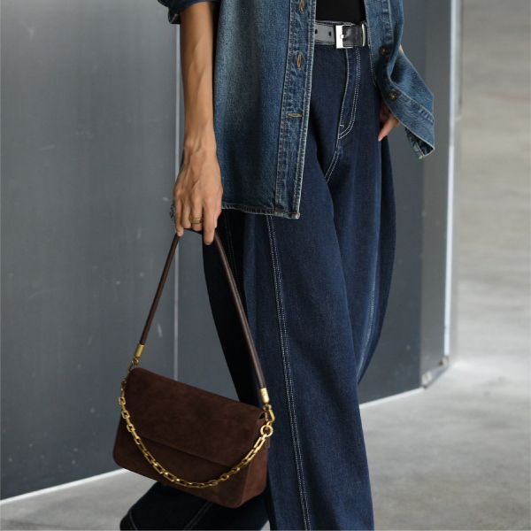 麂皮鍊條包-深咖 女包推薦,女用包包,側背包女,肩背包女,手提包女,百搭女包,通勤包推薦,小包推薦女,女用小方包,大容量女包,托特包女,腋下包女,馬鞍包女,封口包,拉鍊包,真皮女包,編織包女款,棉麻包推薦,質感女包.小眾女包品牌,麂皮包,流蘇包