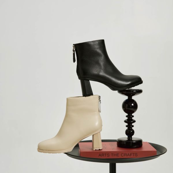 日常造型升級中-中線方頭踝靴-奶油黑 小白鞋,餅乾鞋,厚底鞋,休閒鞋,鬆餅鞋,真皮鞋,送客神器,情侶鞋,球鞋,厚底球鞋,樂福鞋,瑪莉珍鞋,高跟鞋,女鞋,勃肯鞋,短靴,切爾西靴,踝靴,靴子,中筒靴,長靴,尖頭靴