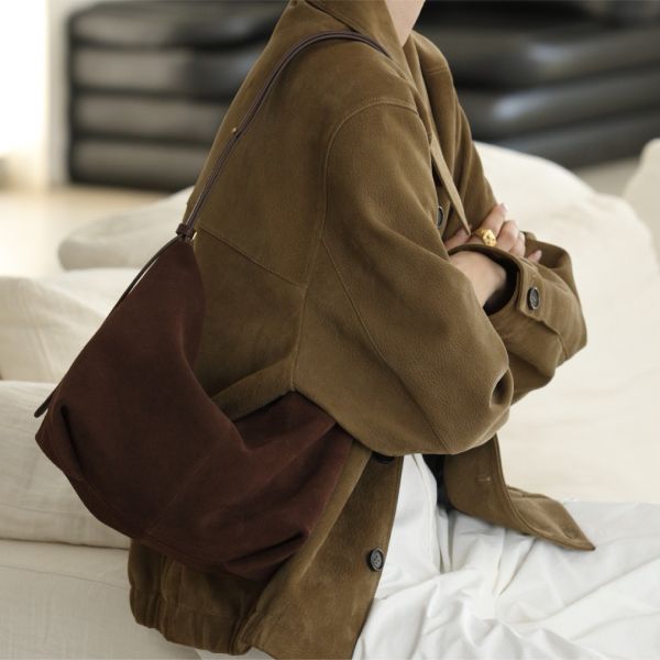 麂皮鬆弛包-深咖 女包推薦,女用包包,側背包女,肩背包女,手提包女,百搭女包,通勤包推薦,小包推薦女,女用小方包,大容量女包,托特包女,腋下包女,馬鞍包女,封口包,拉鍊包,真皮女包,編織包女款,棉麻包推薦,質感女包.小眾女包品牌,麂皮包,流蘇包