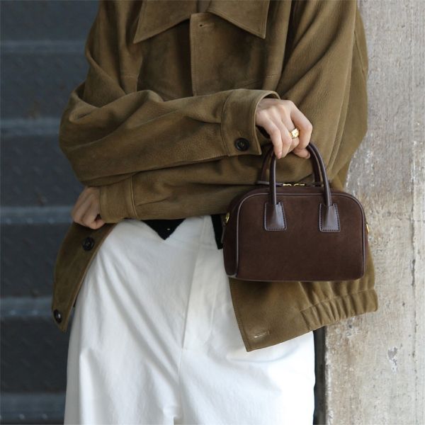 麂皮波士頓包-深咖 女包推薦,女用包包,側背包女,肩背包女,手提包女,百搭女包,通勤包推薦,小包推薦女,女用小方包,大容量女包,托特包女,腋下包女,馬鞍包女,封口包,拉鍊包,真皮女包,編織包女款,棉麻包推薦,質感女包.小眾女包品牌,麂皮包,流蘇包