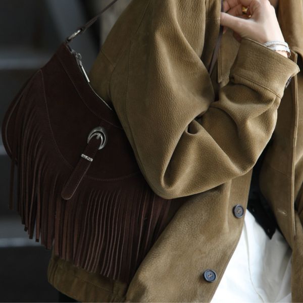 麂皮馬鞍包-深咖 女包推薦,女用包包,側背包女,肩背包女,手提包女,百搭女包,通勤包推薦,小包推薦女,女用小方包,大容量女包,托特包女,腋下包女,馬鞍包女,封口包,拉鍊包,真皮女包,編織包女款,棉麻包推薦,質感女包.小眾女包品牌,麂皮包,流蘇包