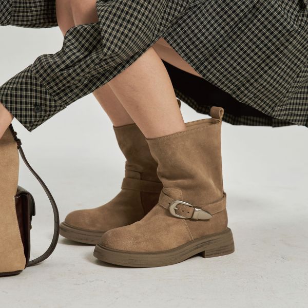 瀟灑一回-麂皮帶扣中筒靴-卡其色 小白鞋,餅乾鞋,厚底鞋,休閒鞋,鬆餅鞋,真皮鞋,送客神器,情侶鞋,球鞋,厚底球鞋,樂福鞋,瑪莉珍鞋,高跟鞋,女鞋,勃肯鞋,短靴,切爾西靴,踝靴,靴子,中筒靴,長靴