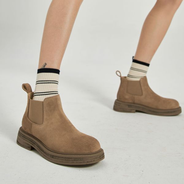 長褲完美搭-麂皮短筒切爾西靴-卡其色 小白鞋,餅乾鞋,厚底鞋,休閒鞋,鬆餅鞋,真皮鞋,送客神器,情侶鞋,球鞋,厚底球鞋,樂福鞋,瑪莉珍鞋,高跟鞋,女鞋,勃肯鞋,短靴,切爾西靴,踝靴,靴子