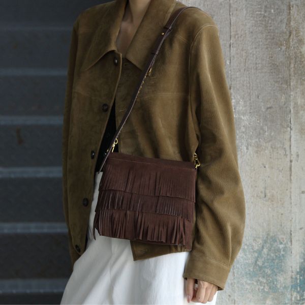 麂皮扁流蘇包-深咖 女包推薦,女用包包,側背包女,肩背包女,手提包女,百搭女包,通勤包推薦,小包推薦女,女用小方包,大容量女包,托特包女,腋下包女,馬鞍包女,封口包,拉鍊包,真皮女包,編織包女款,棉麻包推薦,質感女包.小眾女包品牌,麂皮包,流蘇包