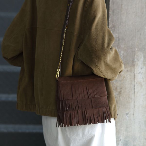 麂皮扁流蘇包-深咖 女包推薦,女用包包,側背包女,肩背包女,手提包女,百搭女包,通勤包推薦,小包推薦女,女用小方包,大容量女包,托特包女,腋下包女,馬鞍包女,封口包,拉鍊包,真皮女包,編織包女款,棉麻包推薦,質感女包.小眾女包品牌,麂皮包,流蘇包