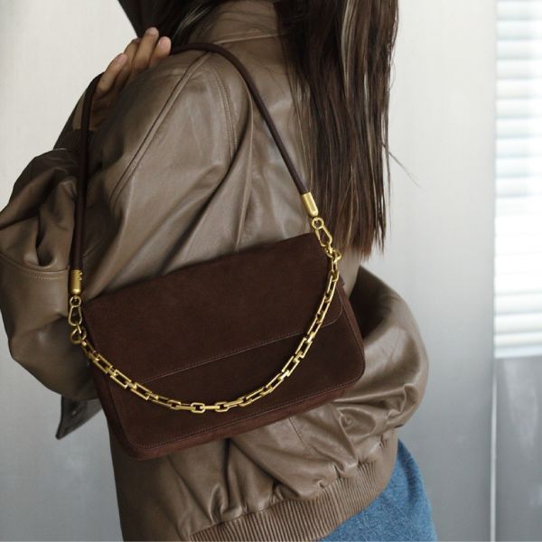 麂皮鍊條包-深咖 女包推薦,女用包包,側背包女,肩背包女,手提包女,百搭女包,通勤包推薦,小包推薦女,女用小方包,大容量女包,托特包女,腋下包女,馬鞍包女,封口包,拉鍊包,真皮女包,編織包女款,棉麻包推薦,質感女包.小眾女包品牌,麂皮包,流蘇包