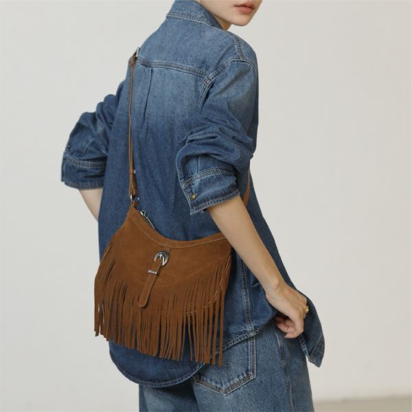 麂皮馬鞍包-棕色 女包推薦,女用包包,側背包女,肩背包女,手提包女,百搭女包,通勤包推薦,小包推薦女,女用小方包,大容量女包,托特包女,腋下包女,馬鞍包女,封口包,拉鍊包,真皮女包,編織包女款,棉麻包推薦,質感女包.小眾女包品牌,麂皮包,流蘇包