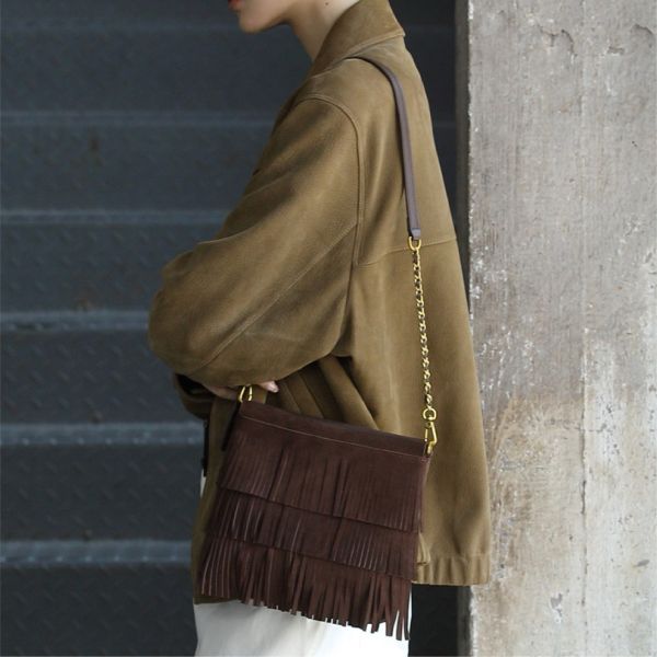 麂皮扁流蘇包-深咖 女包推薦,女用包包,側背包女,肩背包女,手提包女,百搭女包,通勤包推薦,小包推薦女,女用小方包,大容量女包,托特包女,腋下包女,馬鞍包女,封口包,拉鍊包,真皮女包,編織包女款,棉麻包推薦,質感女包.小眾女包品牌,麂皮包,流蘇包
