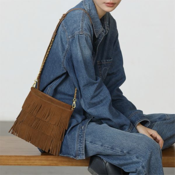 麂皮扁流蘇包-棕色 女包推薦,女用包包,側背包女,肩背包女,手提包女,百搭女包,通勤包推薦,小包推薦女,女用小方包,大容量女包,托特包女,腋下包女,馬鞍包女,封口包,拉鍊包,真皮女包,編織包女款,棉麻包推薦,質感女包.小眾女包品牌,麂皮包,流蘇包