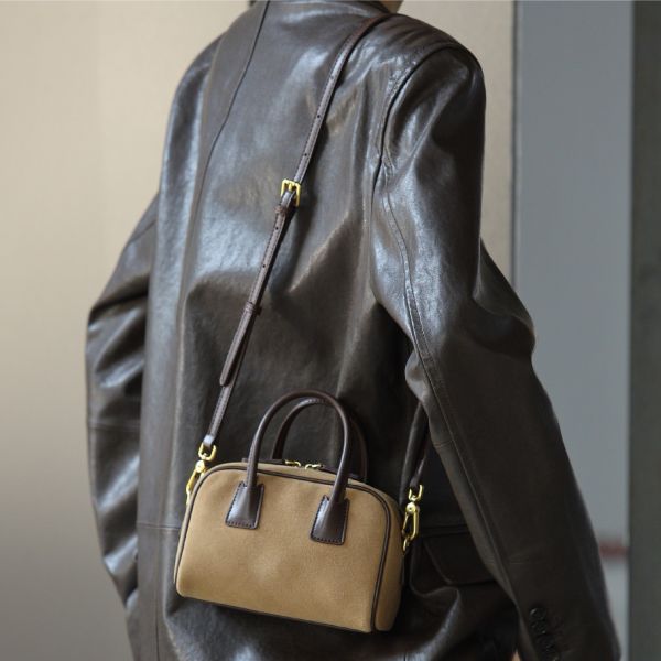 麂皮波士頓包-駝色 女包推薦,女用包包,側背包女,肩背包女,手提包女,百搭女包,通勤包推薦,小包推薦女,女用小方包,大容量女包,托特包女,腋下包女,馬鞍包女,封口包,拉鍊包,真皮女包,編織包女款,棉麻包推薦,質感女包.小眾女包品牌,麂皮包,流蘇包