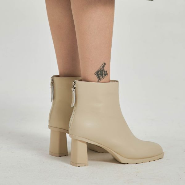 日常造型升級中-中線方頭踝靴-奶油白 小白鞋,餅乾鞋,厚底鞋,休閒鞋,鬆餅鞋,真皮鞋,送客神器,情侶鞋,球鞋,厚底球鞋,樂福鞋,瑪莉珍鞋,高跟鞋,女鞋,勃肯鞋,短靴,切爾西靴,踝靴,靴子,中筒靴,長靴,尖頭靴