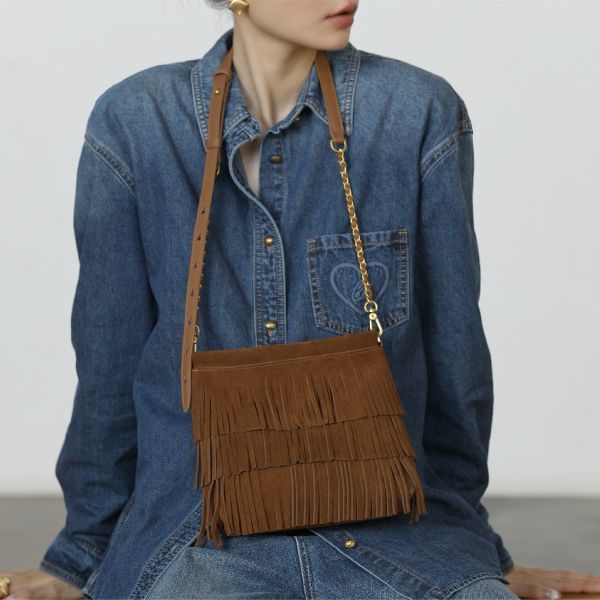 麂皮扁流蘇包-棕色 女包推薦,女用包包,側背包女,肩背包女,手提包女,百搭女包,通勤包推薦,小包推薦女,女用小方包,大容量女包,托特包女,腋下包女,馬鞍包女,封口包,拉鍊包,真皮女包,編織包女款,棉麻包推薦,質感女包.小眾女包品牌,麂皮包,流蘇包