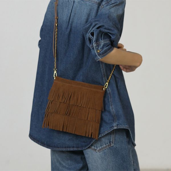 麂皮扁流蘇包-棕色 女包推薦,女用包包,側背包女,肩背包女,手提包女,百搭女包,通勤包推薦,小包推薦女,女用小方包,大容量女包,托特包女,腋下包女,馬鞍包女,封口包,拉鍊包,真皮女包,編織包女款,棉麻包推薦,質感女包.小眾女包品牌,麂皮包,流蘇包