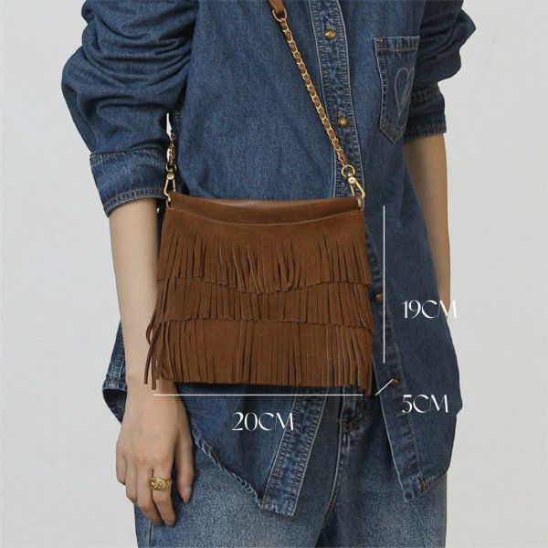 麂皮扁流蘇包-棕色 女包推薦,女用包包,側背包女,肩背包女,手提包女,百搭女包,通勤包推薦,小包推薦女,女用小方包,大容量女包,托特包女,腋下包女,馬鞍包女,封口包,拉鍊包,真皮女包,編織包女款,棉麻包推薦,質感女包.小眾女包品牌,麂皮包,流蘇包