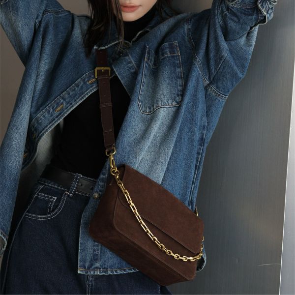 麂皮鍊條包-深咖 女包推薦,女用包包,側背包女,肩背包女,手提包女,百搭女包,通勤包推薦,小包推薦女,女用小方包,大容量女包,托特包女,腋下包女,馬鞍包女,封口包,拉鍊包,真皮女包,編織包女款,棉麻包推薦,質感女包.小眾女包品牌,麂皮包,流蘇包