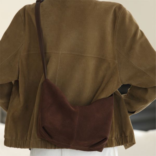 麂皮鬆弛包-深咖 女包推薦,女用包包,側背包女,肩背包女,手提包女,百搭女包,通勤包推薦,小包推薦女,女用小方包,大容量女包,托特包女,腋下包女,馬鞍包女,封口包,拉鍊包,真皮女包,編織包女款,棉麻包推薦,質感女包.小眾女包品牌,麂皮包,流蘇包