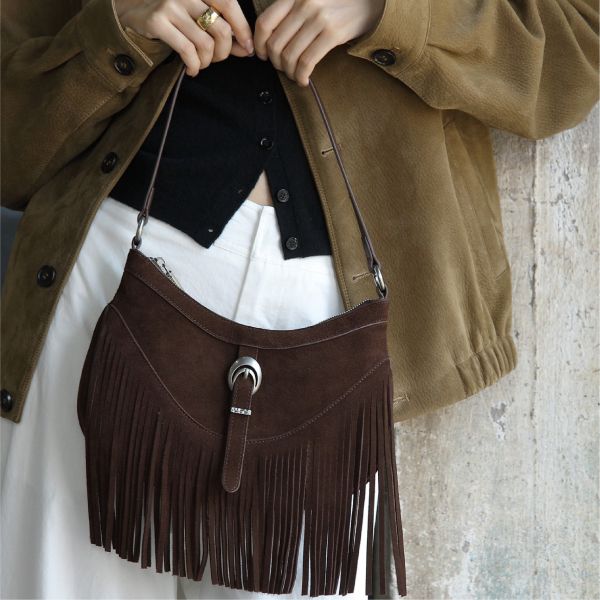 麂皮馬鞍包-深咖 女包推薦,女用包包,側背包女,肩背包女,手提包女,百搭女包,通勤包推薦,小包推薦女,女用小方包,大容量女包,托特包女,腋下包女,馬鞍包女,封口包,拉鍊包,真皮女包,編織包女款,棉麻包推薦,質感女包.小眾女包品牌,麂皮包,流蘇包