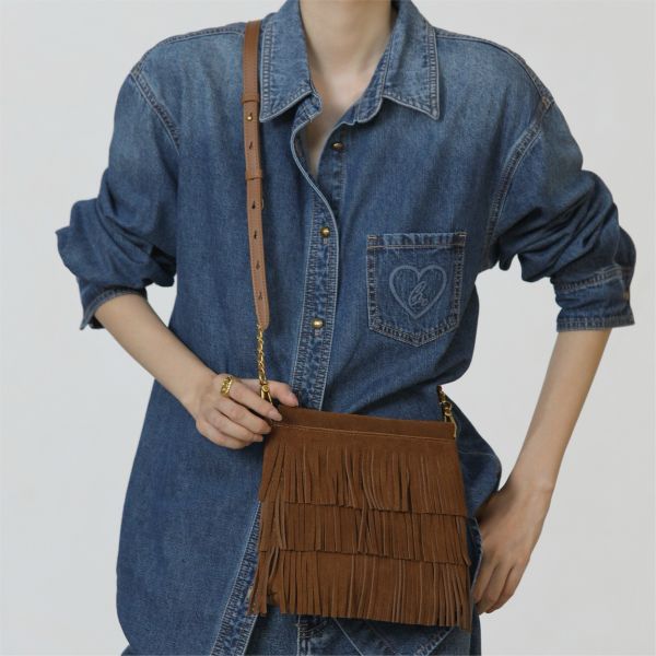 麂皮扁流蘇包-棕色 女包推薦,女用包包,側背包女,肩背包女,手提包女,百搭女包,通勤包推薦,小包推薦女,女用小方包,大容量女包,托特包女,腋下包女,馬鞍包女,封口包,拉鍊包,真皮女包,編織包女款,棉麻包推薦,質感女包.小眾女包品牌,麂皮包,流蘇包