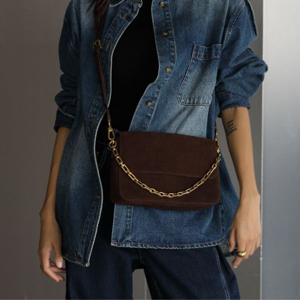 麂皮鍊條包-深咖 女包推薦,女用包包,側背包女,肩背包女,手提包女,百搭女包,通勤包推薦,小包推薦女,女用小方包,大容量女包,托特包女,腋下包女,馬鞍包女,封口包,拉鍊包,真皮女包,編織包女款,棉麻包推薦,質感女包.小眾女包品牌,麂皮包,流蘇包