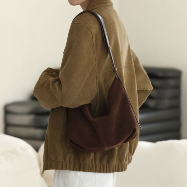 麂皮鬆弛包-深咖 女包推薦,女用包包,側背包女,肩背包女,手提包女,百搭女包,通勤包推薦,小包推薦女,女用小方包,大容量女包,托特包女,腋下包女,馬鞍包女,封口包,拉鍊包,真皮女包,編織包女款,棉麻包推薦,質感女包.小眾女包品牌,麂皮包,流蘇包