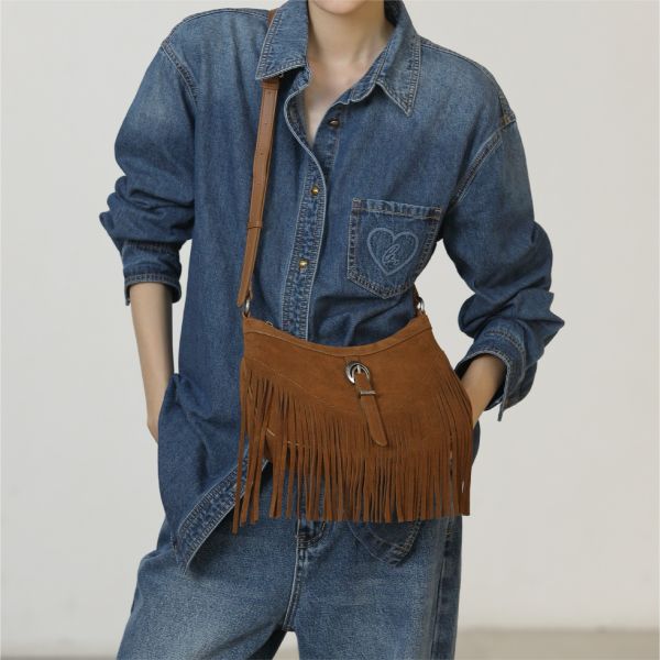 麂皮馬鞍包-棕色 女包推薦,女用包包,側背包女,肩背包女,手提包女,百搭女包,通勤包推薦,小包推薦女,女用小方包,大容量女包,托特包女,腋下包女,馬鞍包女,封口包,拉鍊包,真皮女包,編織包女款,棉麻包推薦,質感女包.小眾女包品牌,麂皮包,流蘇包