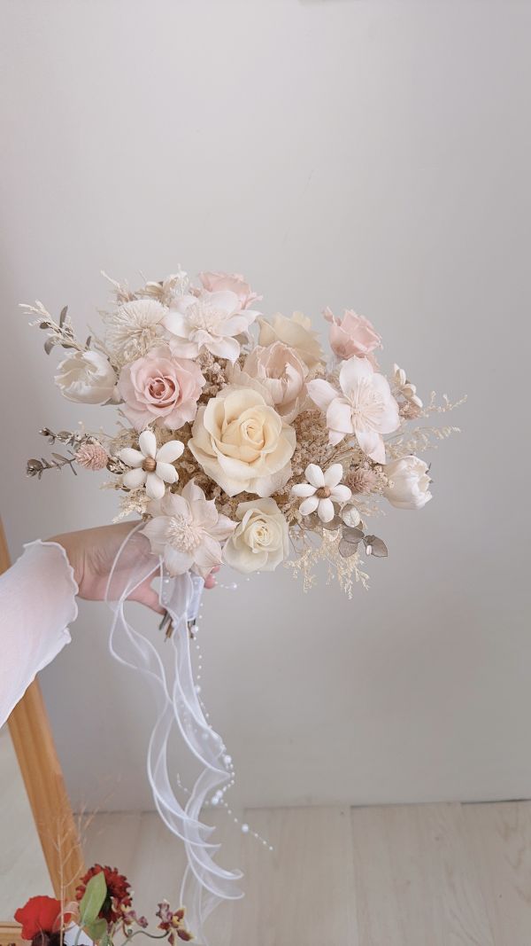 米杏裸粉歐式捧花28-30CM．婚禮花禮組｜新娘捧花＆新郎胸花 婚禮捧花, 永生花捧花, 新娘花束, 婚禮胸花, 奶茶色花束, 粉色捧花, 韓系婚禮花, 永生玫瑰捧花, 婚紗拍攝花束
