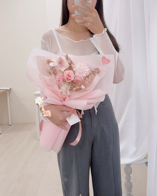 柔霧浪漫粉．永生玫瑰花大型花束 永生花花束, 不凋花花束, 粉色花束, 韓系花藝, 浪漫花禮, 告白花束, 母親節花束, 永生玫瑰, 粉色系花藝, 花束推薦