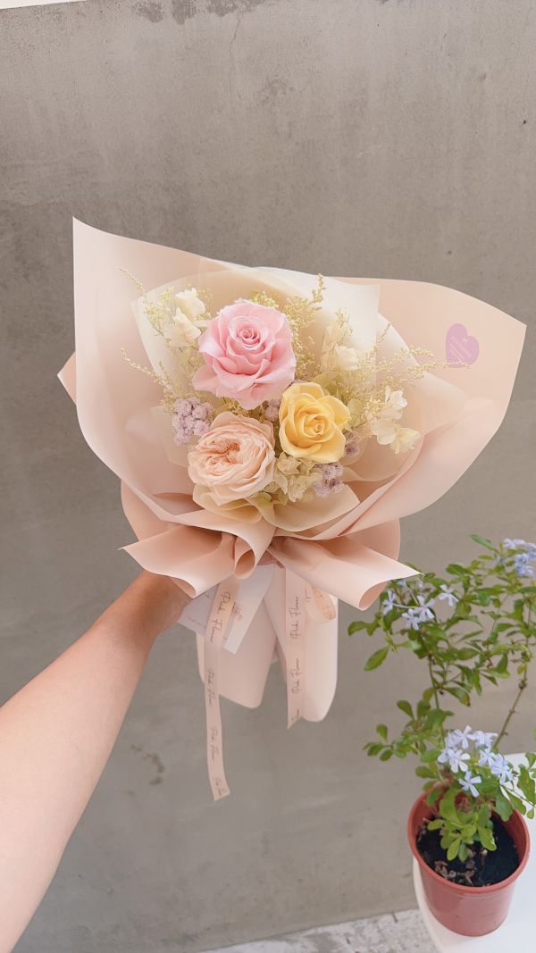 教師節限定〃溫柔相伴,不凋庭園與玫瑰花束 永生花束,不凋花束,奶茶色花束,粉玫瑰花束,黃色玫瑰花束,春日花禮,母親節花束,生日花禮,療癒系永生花,乾燥花束推薦,桌上花束,小型花禮,溫柔系花束,粉黃花束,台中花店,PICK FLOWER 揀花