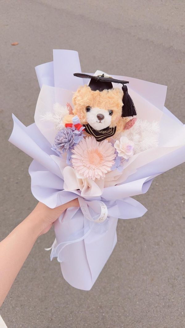 畢業限定「熊抱祝福」手綁花束(3色) 畢業乾燥花束,畢業永生花束,畢業不凋花束,畢業花束推薦,韓系畢業花束,手綁畢業花束,向日葵畢業花束,乾燥花畢業禮物,永生花畢業禮物
,客製化畢業花束,高中畢業花束,大學畢業花束,研究所畢業花束,畢業典禮花束,台中畢業花束,豐原花店,韓式花束,畢業拍照花束,畢業季花禮