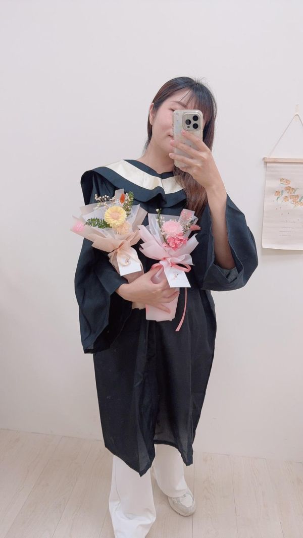 向日葵精靈的祝福小型精緻手綁花束(4色) 畢業乾燥花束,畢業永生花束,畢業不凋花束,畢業花束推薦,韓系畢業花束,手綁畢業花束,向日葵畢業花束,乾燥花畢業禮物,永生花畢業禮物
,客製化畢業花束,高中畢業花束,大學畢業花束,研究所畢業花束,畢業典禮花束,台中畢業花束,豐原花店,韓式花束,畢業拍照花束,畢業季花禮