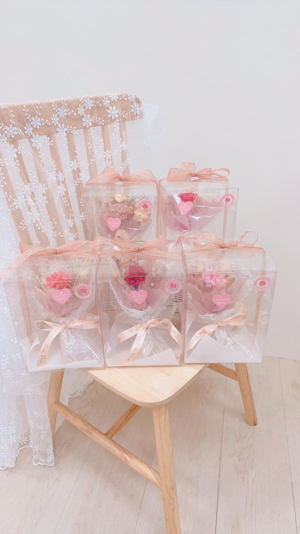 母親節禮物送禮首選｜永生康乃馨蕾絲包裝花禮盒(5色) 母親節小禮物, 不凋花禮盒, 迷你花束, 小花束推薦, 康乃馨禮盒, 畢業花禮, 團體送禮, 平價花束, 台中花店, 不凋花推薦