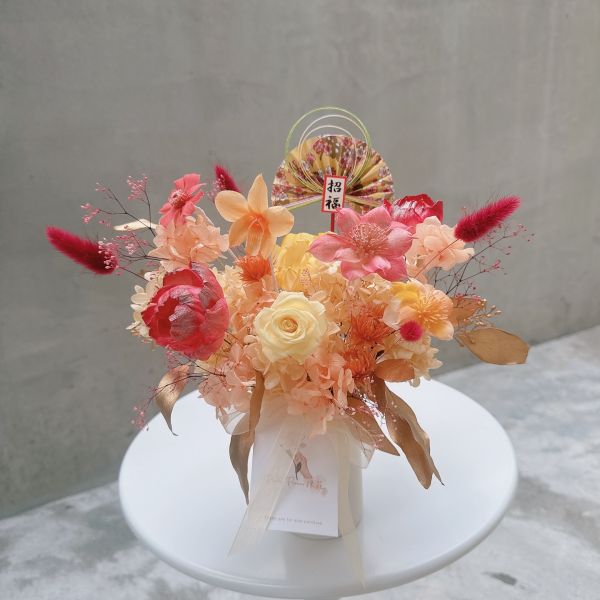 金運招財．自然型態永生桌花 永生花新春賀禮,不凋花開運花藝,和風永生花,新年花禮推薦,招福永生盆花,永生花開幕賀禮,紅金色花藝設計,新春花藝盆花,祝壽花禮推薦,吉祥不凋花,永生花擺飾,節慶花禮推薦,開幕花藝