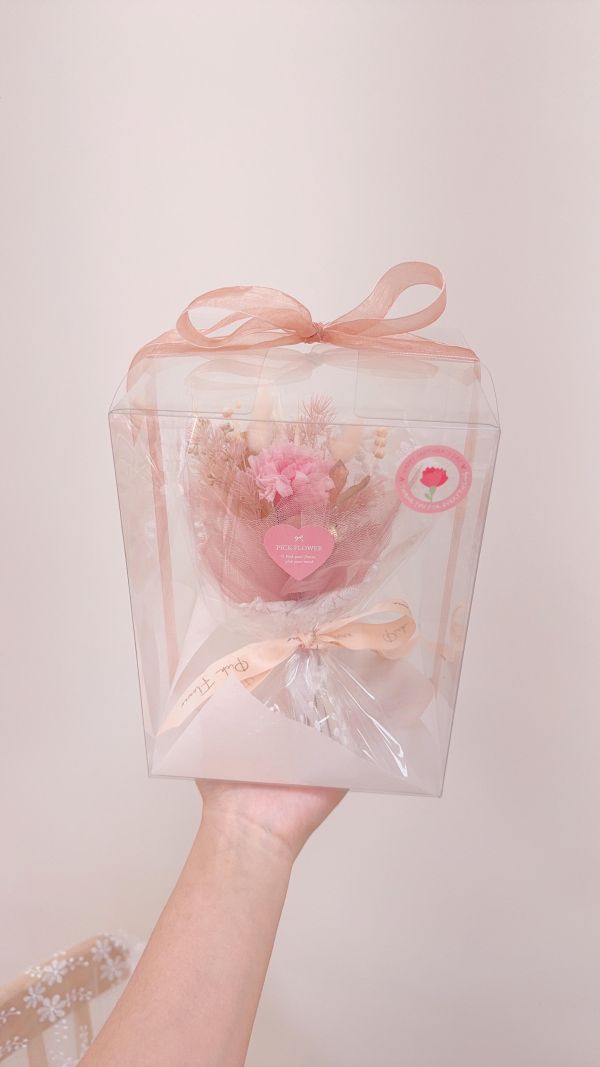 母親節禮物送禮首選｜永生康乃馨蕾絲包裝花禮盒(5色) 母親節小禮物, 不凋花禮盒, 迷你花束, 小花束推薦, 康乃馨禮盒, 畢業花禮, 團體送禮, 平價花束, 台中花店, 不凋花推薦