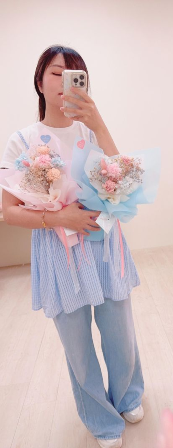 溫柔質感中型花束推薦｜永生康乃馨與擴香花(2色) 韓系花束, 母親節花束推薦, 不凋花束, 藍粉花束, 韓式包裝花束, 台中花店
