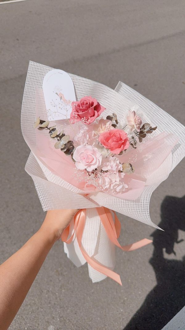 初戀粉｜永生玫瑰手綁花束 永生花束,永生玫瑰,粉色花束,生日花束,畢業花束,告白花束,永生花禮,台中花店