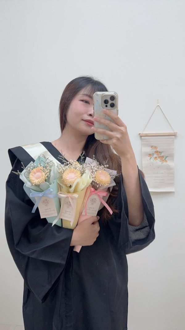 向日葵精靈的祝福甜筒花束(3色) 畢業乾燥花束,畢業永生花束,畢業不凋花束,畢業花束推薦,韓系畢業花束,手綁畢業花束,向日葵畢業花束,乾燥花畢業禮物,永生花畢業禮物
,客製化畢業花束,高中畢業花束,大學畢業花束,研究所畢業花束,畢業典禮花束,台中畢業花束,豐原花店,韓式花束,畢業拍照花束,畢業季花禮
