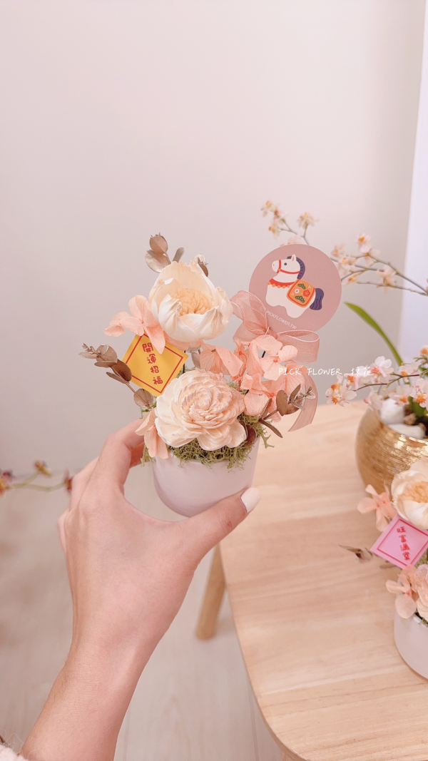 《馬年擴香小桌花》牡丹與玫瑰 馬年桌花,馬年擴香花,新年擴香花禮,新年桌花成品,馬年送禮推薦,企業新年送禮,擴香小桌花,新年招福花禮,花藝擴香禮盒,台中花店新年花禮