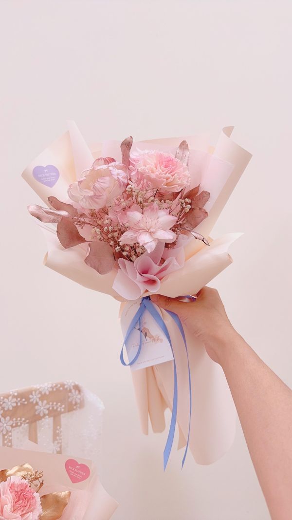 母親節擴香中大手綁花束推薦｜奶茶粉金與粉紫玫瑰金(2色) 擴香花束, 母親節花束推薦, 不凋花束, 奶茶粉花束, 精油擴香花, 台中花店, 質感花束