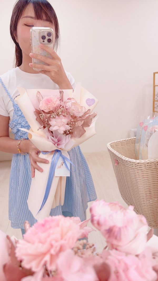 母親節擴香中大手綁花束推薦｜奶茶粉金與粉紫玫瑰金(2色) 擴香花束, 母親節花束推薦, 不凋花束, 奶茶粉花束, 精油擴香花, 台中花店, 質感花束