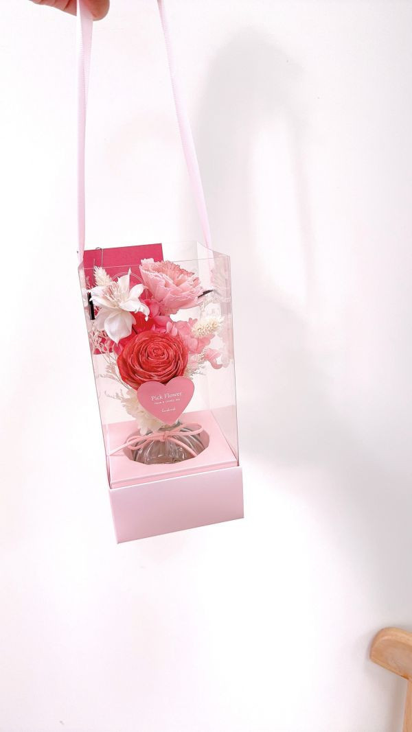 珍愛擴香康乃馨手提桌花盒(2色) 母親節節日禮物 母親節花禮 母親節花束
母親節禮物 台中花店 台中花藝 節日禮物