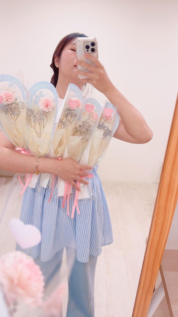 母親節聚餐首選花束｜擴香康乃馨單枝分享花束(2色) 母親節單支花束, 單支花推薦, 小花禮, 平價花束, 不凋花單支, 畢業花束, 台中花店, 加購花束, 藍粉花束