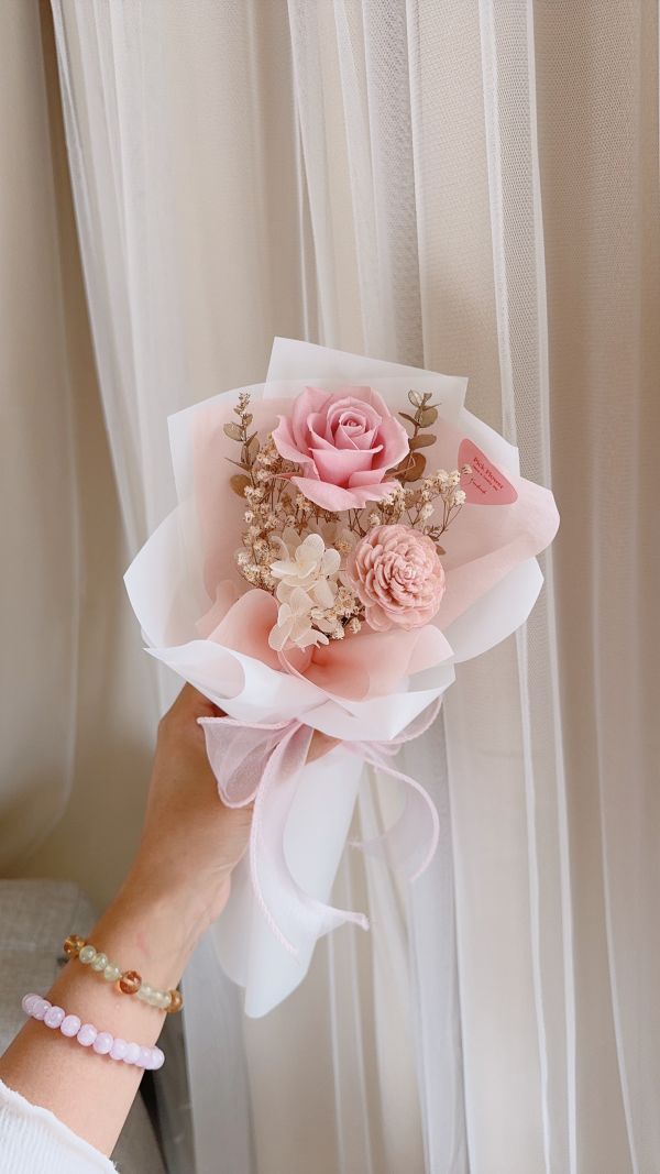 永生玫瑰與擴香玫瑰花束 捧花 、捧花訂製 、捧花設計、捧花禮 
登記、登記結婚、登記捧花、登記寫真 
居家佈置、居家裝飾、結婚準備、花束 
台中花店 、台中花藝 、豐原 、潭子、后里 
乾燥捧花、永生捧花、台中花藝教室
團體課程、手作課程、入厝禮、花藝設計、氣質 
米色、奶茶、奶茶色、奶茶控
