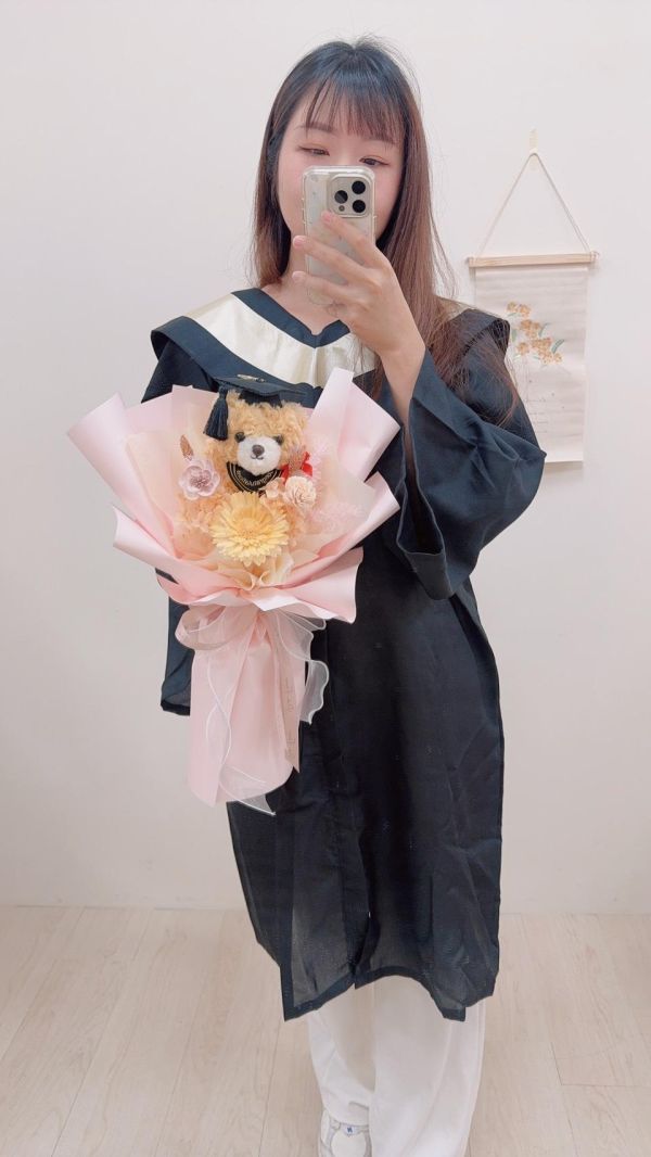 畢業限定「熊抱祝福」手綁花束(3色) 畢業乾燥花束,畢業永生花束,畢業不凋花束,畢業花束推薦,韓系畢業花束,手綁畢業花束,向日葵畢業花束,乾燥花畢業禮物,永生花畢業禮物
,客製化畢業花束,高中畢業花束,大學畢業花束,研究所畢業花束,畢業典禮花束,台中畢業花束,豐原花店,韓式花束,畢業拍照花束,畢業季花禮