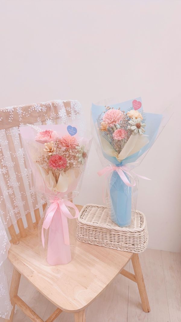 玻璃感療癒系｜擴香康乃馨豐盛花束(2色) 玻璃感花束, 單支花束推薦, 母親節小花禮, 不凋花單支, 藍粉花束, 透明花束, 台中花店