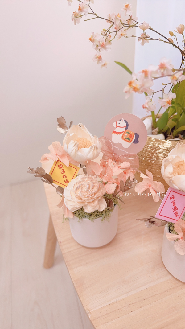 《馬年擴香小桌花》牡丹與玫瑰 馬年桌花,馬年擴香花,新年擴香花禮,新年桌花成品,馬年送禮推薦,企業新年送禮,擴香小桌花,新年招福花禮,花藝擴香禮盒,台中花店新年花禮