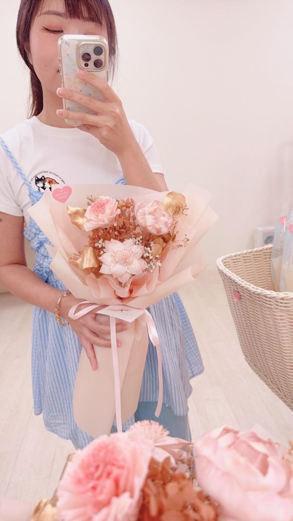 母親節擴香中大手綁花束推薦｜奶茶粉金與粉紫玫瑰金(2色) 擴香花束, 母親節花束推薦, 不凋花束, 奶茶粉花束, 精油擴香花, 台中花店, 質感花束