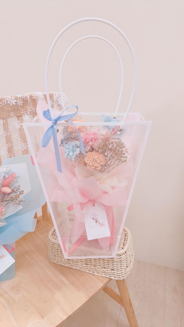 溫柔質感中型花束推薦｜永生康乃馨與擴香花(2色) 韓系花束, 母親節花束推薦, 不凋花束, 藍粉花束, 韓式包裝花束, 台中花店