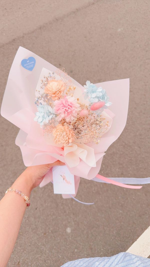 溫柔質感中型花束推薦｜永生康乃馨與擴香花(2色) 韓系花束, 母親節花束推薦, 不凋花束, 藍粉花束, 韓式包裝花束, 台中花店