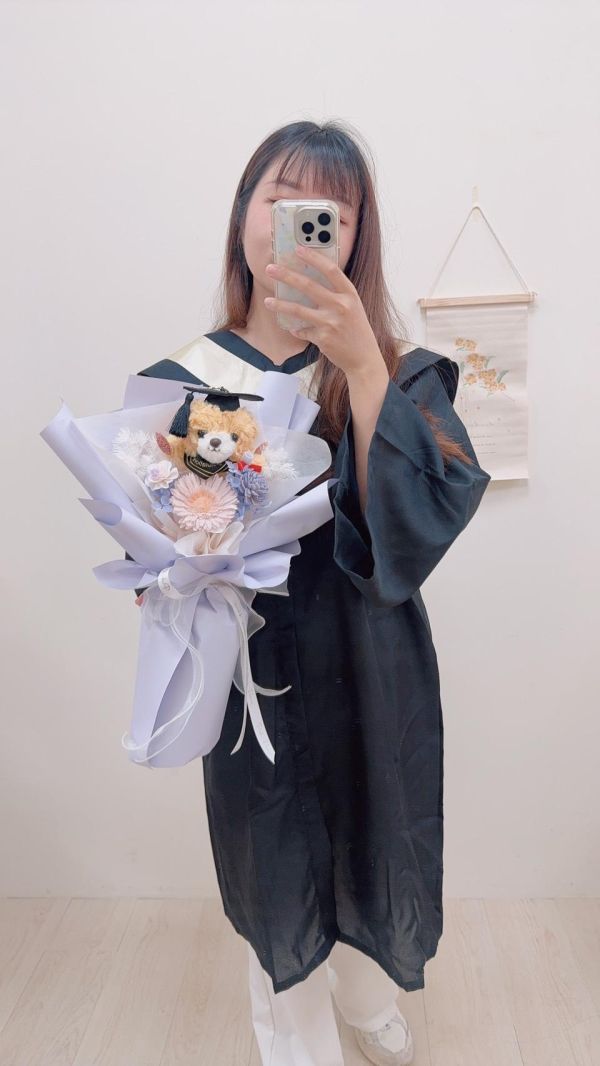 畢業限定「熊抱祝福」手綁花束(3色) 畢業乾燥花束,畢業永生花束,畢業不凋花束,畢業花束推薦,韓系畢業花束,手綁畢業花束,向日葵畢業花束,乾燥花畢業禮物,永生花畢業禮物
,客製化畢業花束,高中畢業花束,大學畢業花束,研究所畢業花束,畢業典禮花束,台中畢業花束,豐原花店,韓式花束,畢業拍照花束,畢業季花禮